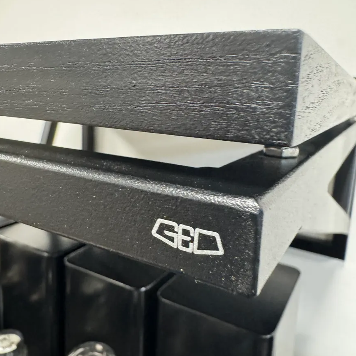 Solid-Sounds GEO turntable wall shelf