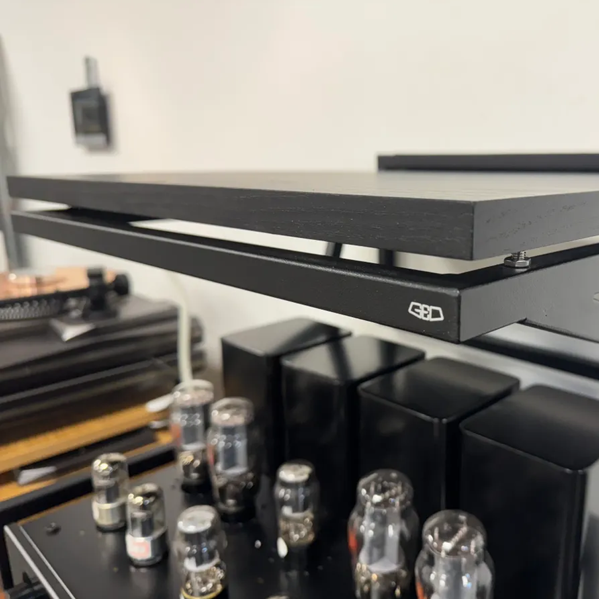 Solid-Sounds GEO turntable wall shelf